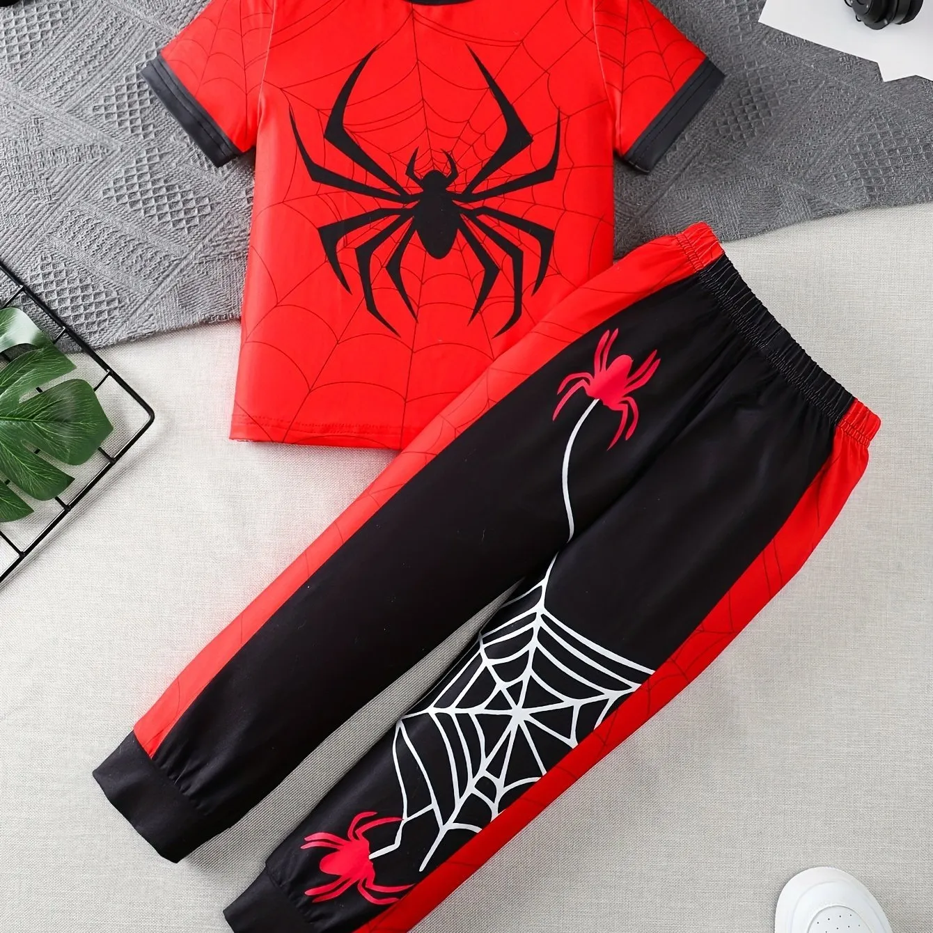 Cozy Spider Print Pajama Set for Kids – Fun & Eco-Friendly 2-Piece Sleepwear 🕷️